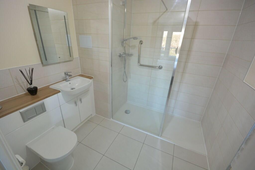 EN SUITE SHOWER ROOM