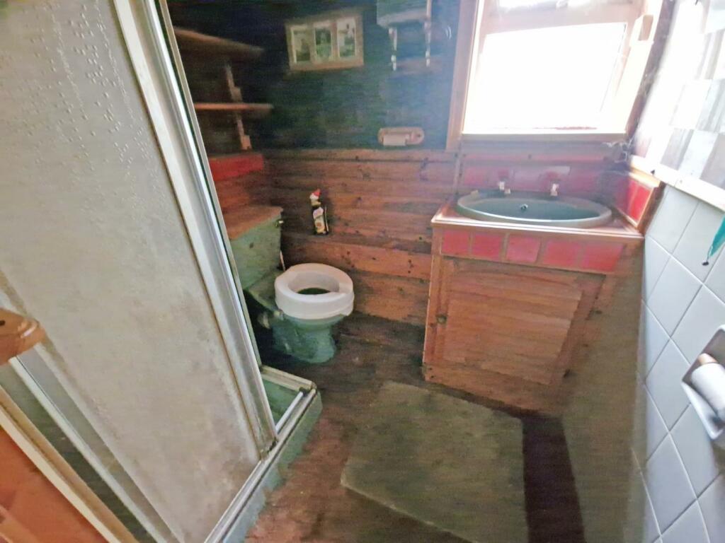 Shower Room.jpg