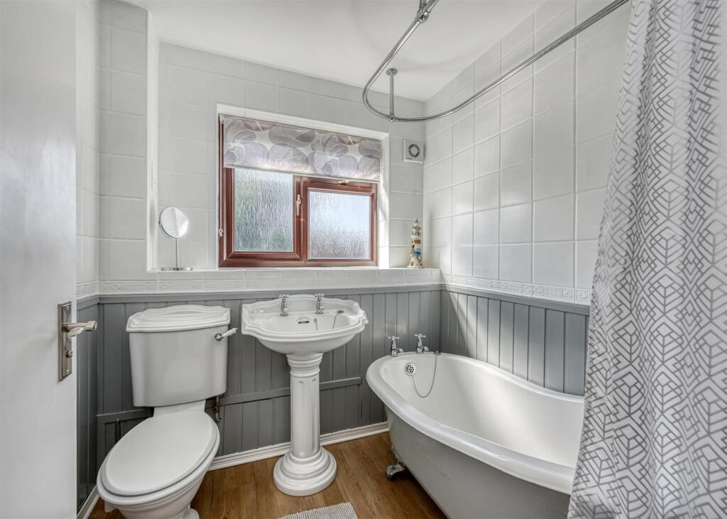 8 Tutbury Avenue-bathroom.jpg