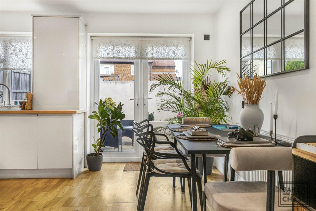 Lounge/Kitchen (Open-Plan)