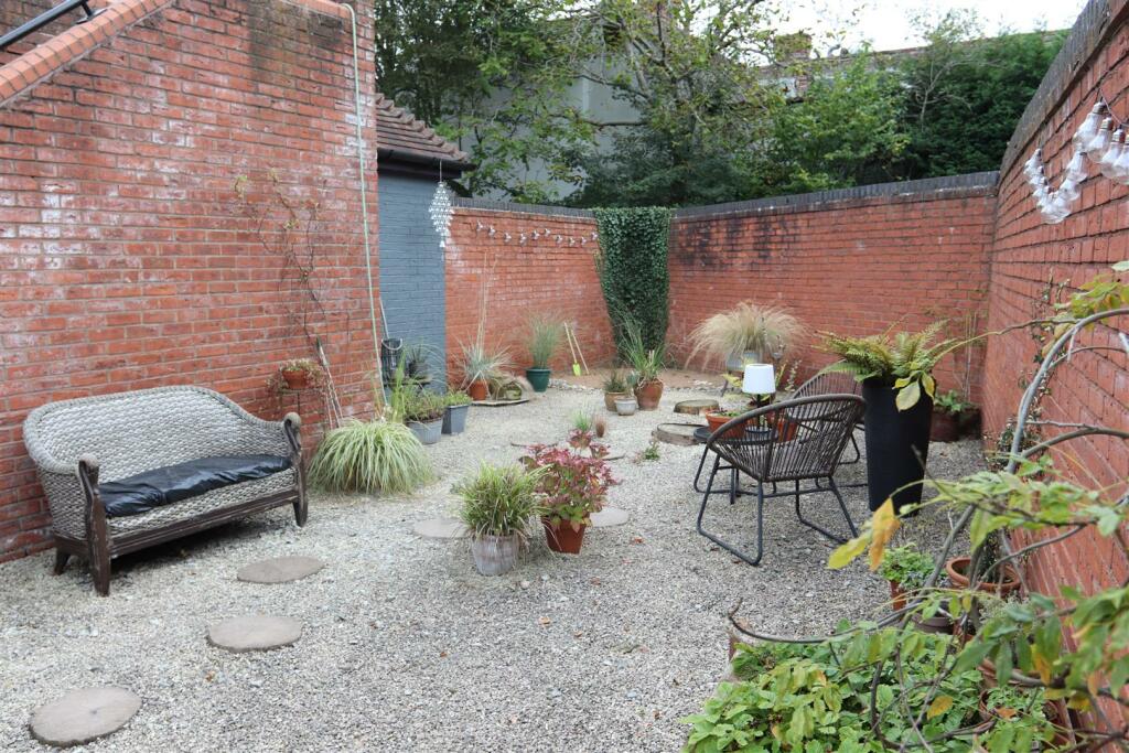 Garden Patio area &amp; ground floor garden