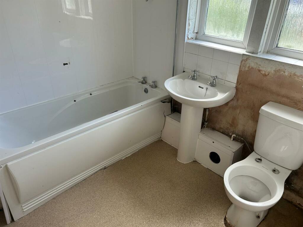 Bathroom / WC: