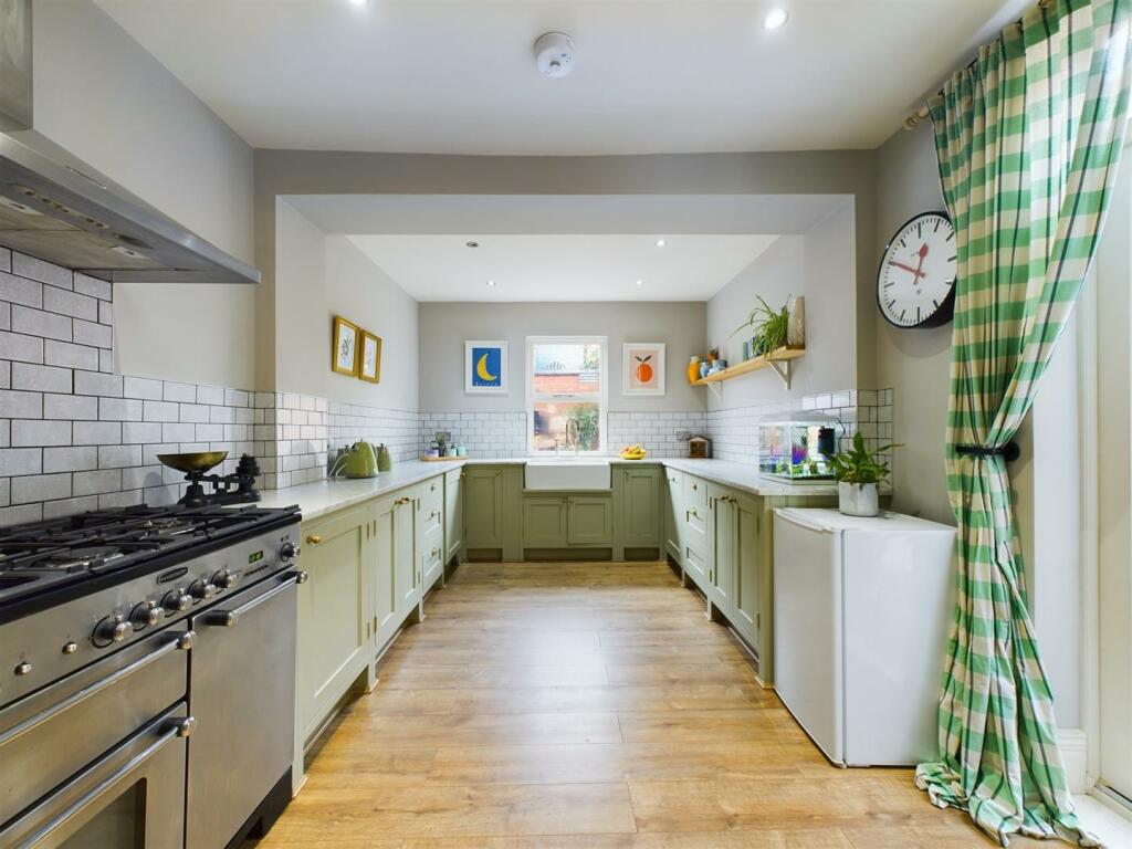 Good Sized Fitted Kitchen