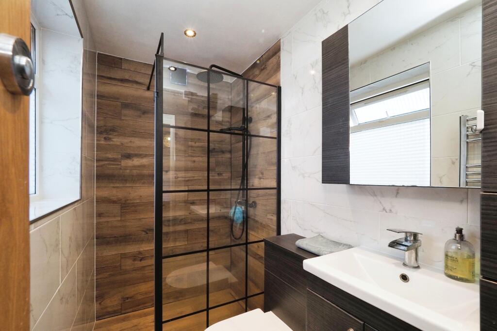 Stylish ground floor Wet Room