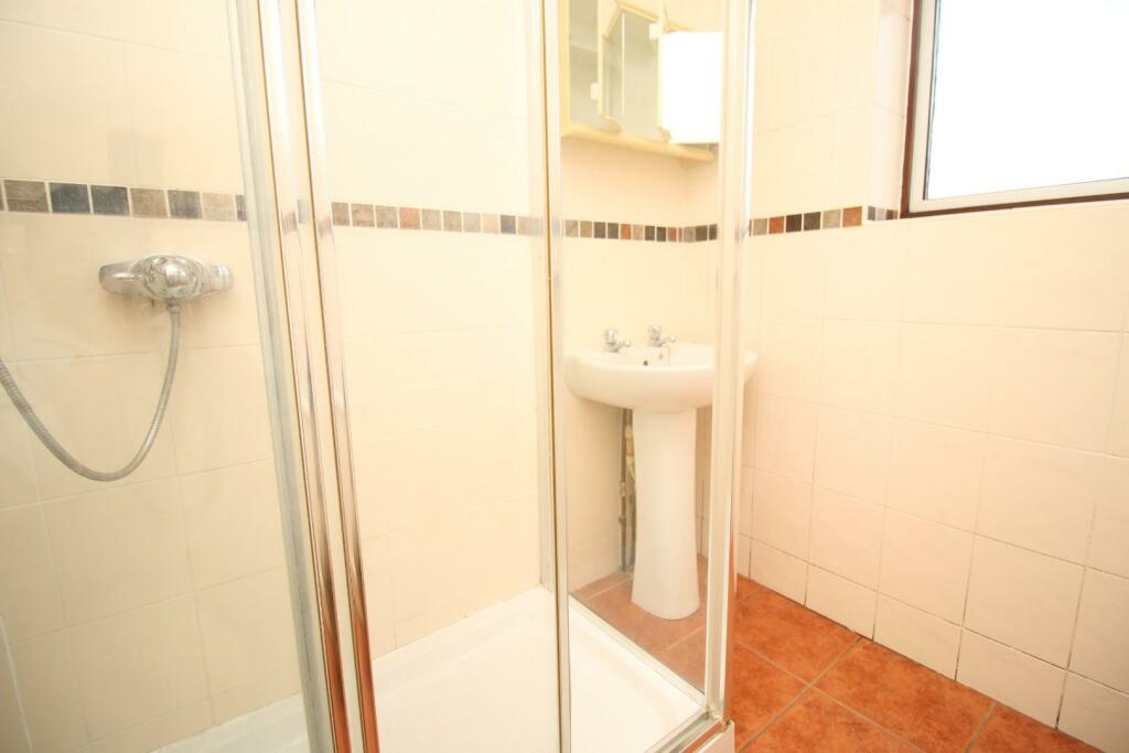 7 - shower room.JPG