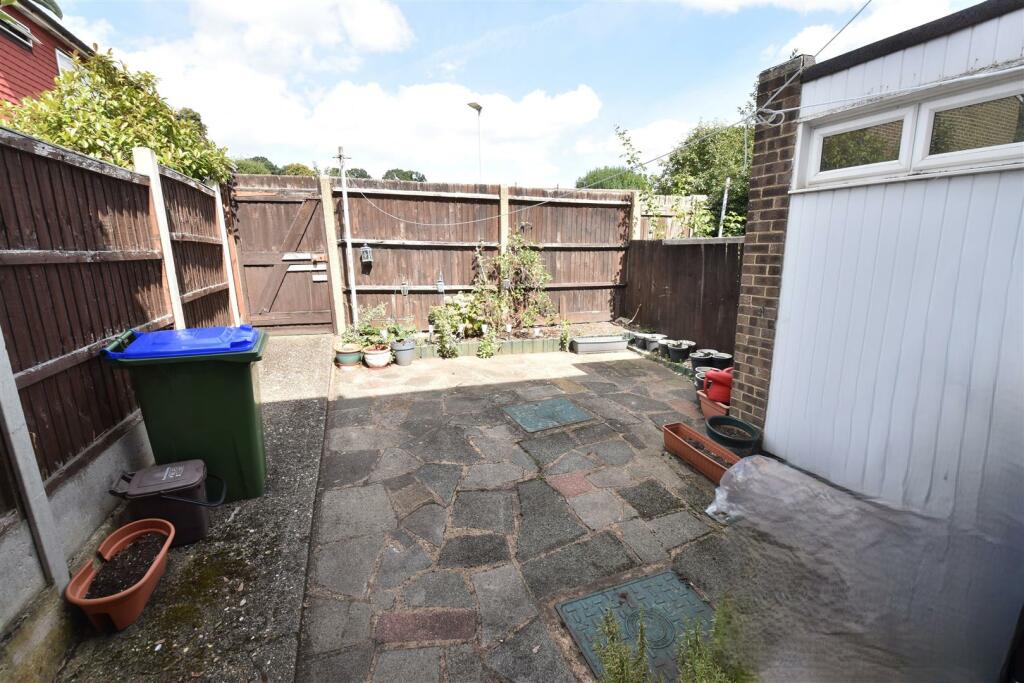 Courtyard garden to rear