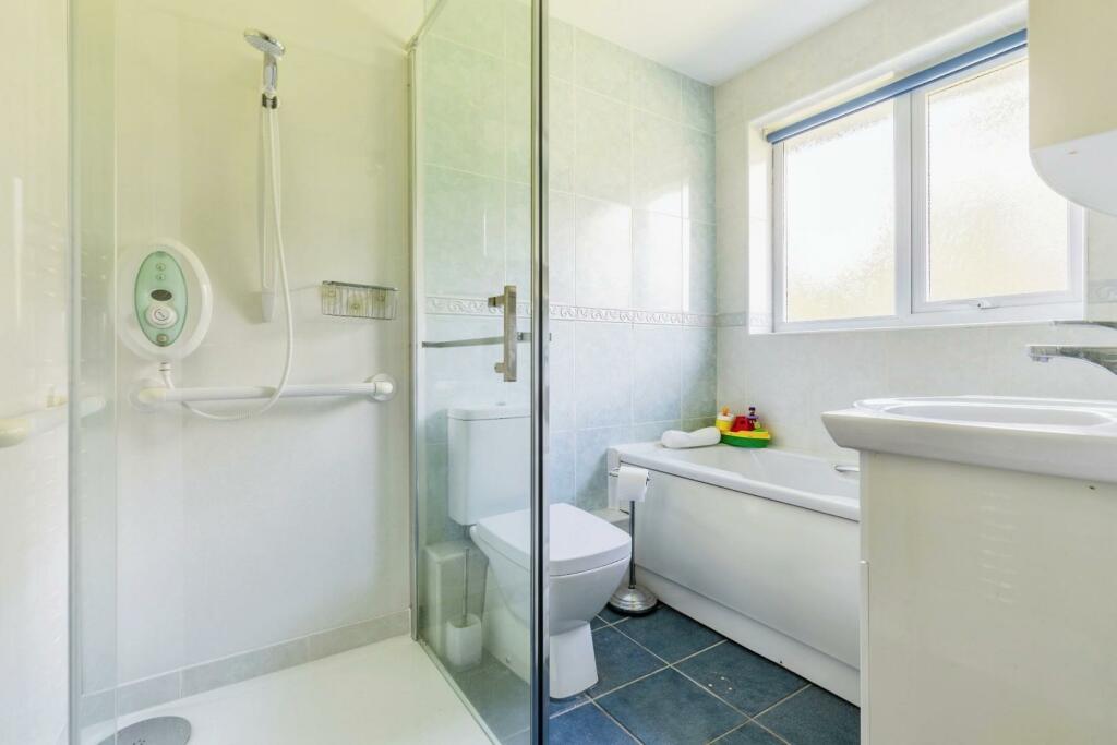 EN-SUITE BATHROOM