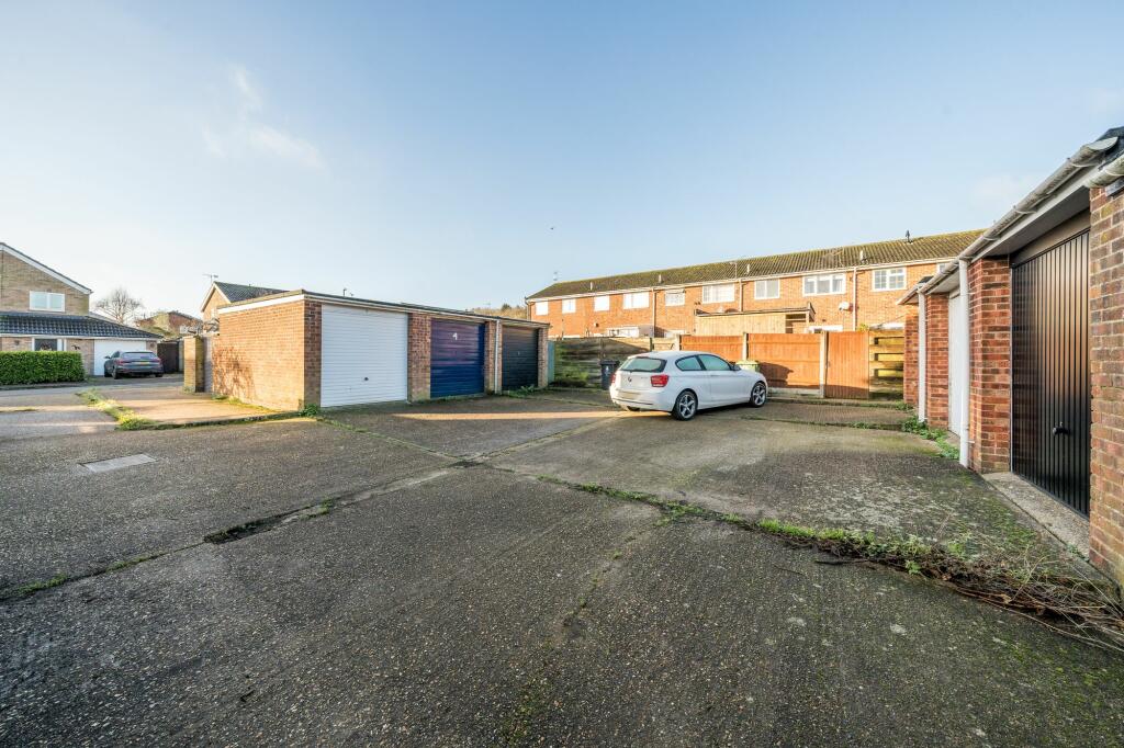 Garage en bloc with allocated parking