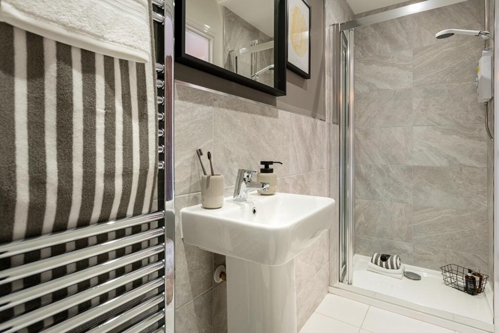 Modern en-suite shower room