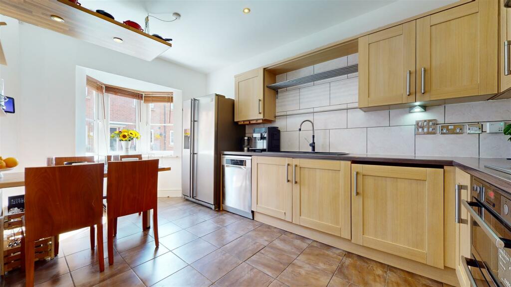 KITCHEN/BREAKFAST ROOM