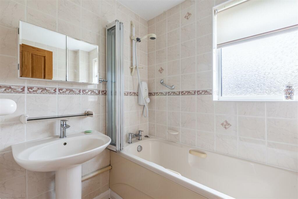 6 Acacia Close, Woodham, KT15 3sj - 11.jpg