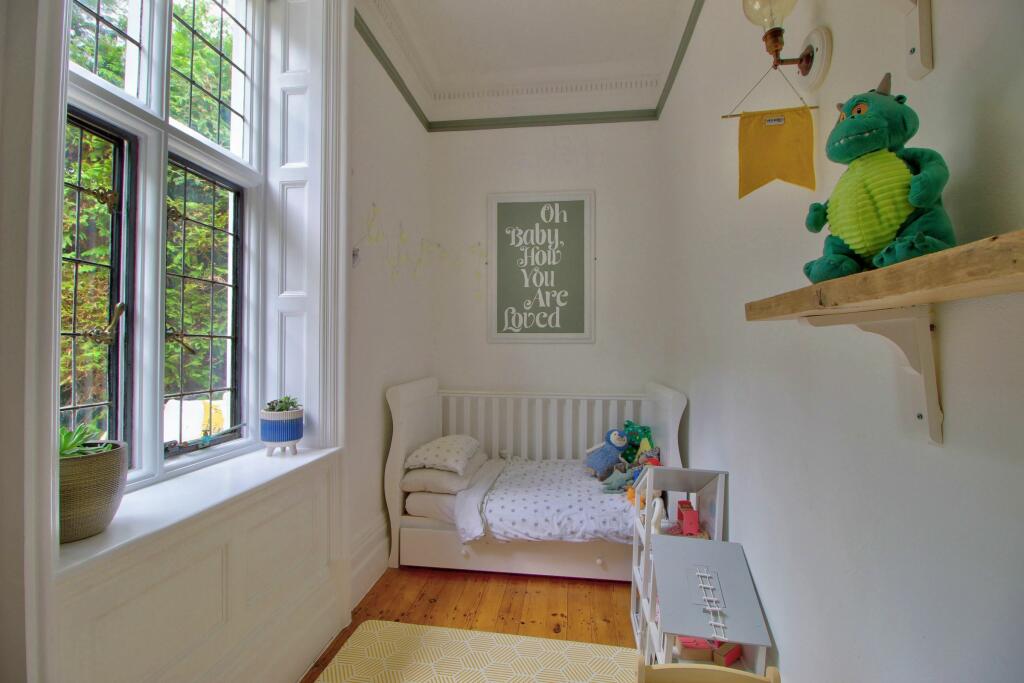 Ideal guest bedroom, study or for a small child