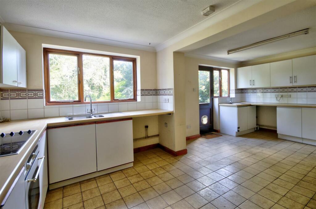 Kitchen/Breakfast Room: