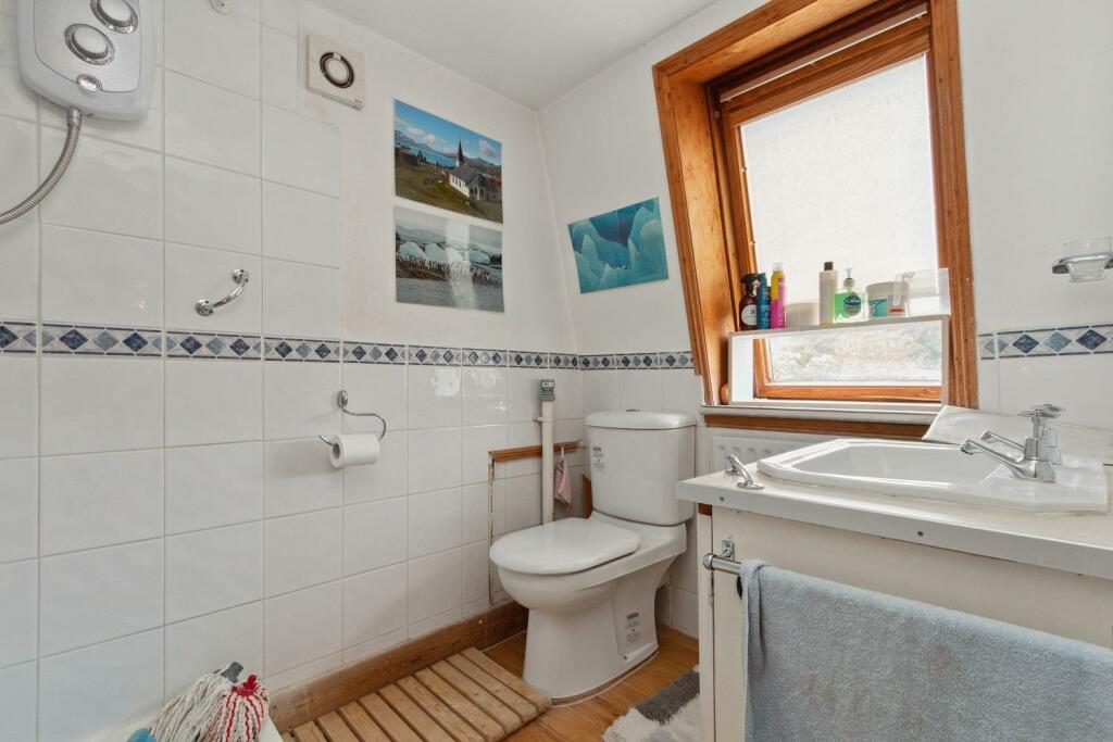 61 Leyton Road SW19 bathroom 2.jpg