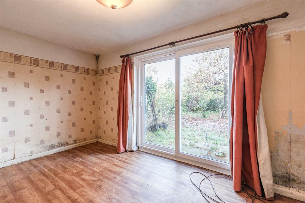 10 Astor Close, Addlestone, KT15 2JE - 1.jpg