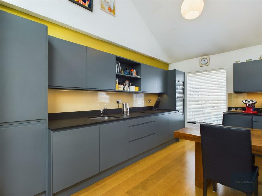 Kitchen/Dining area