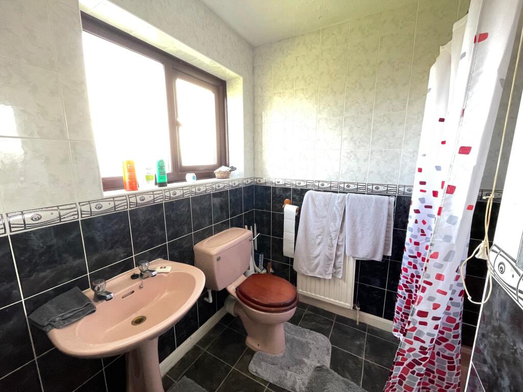 EN-SUITE SHOWER ROOM