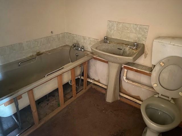 51 Harvesters Close Bathroom.jpg