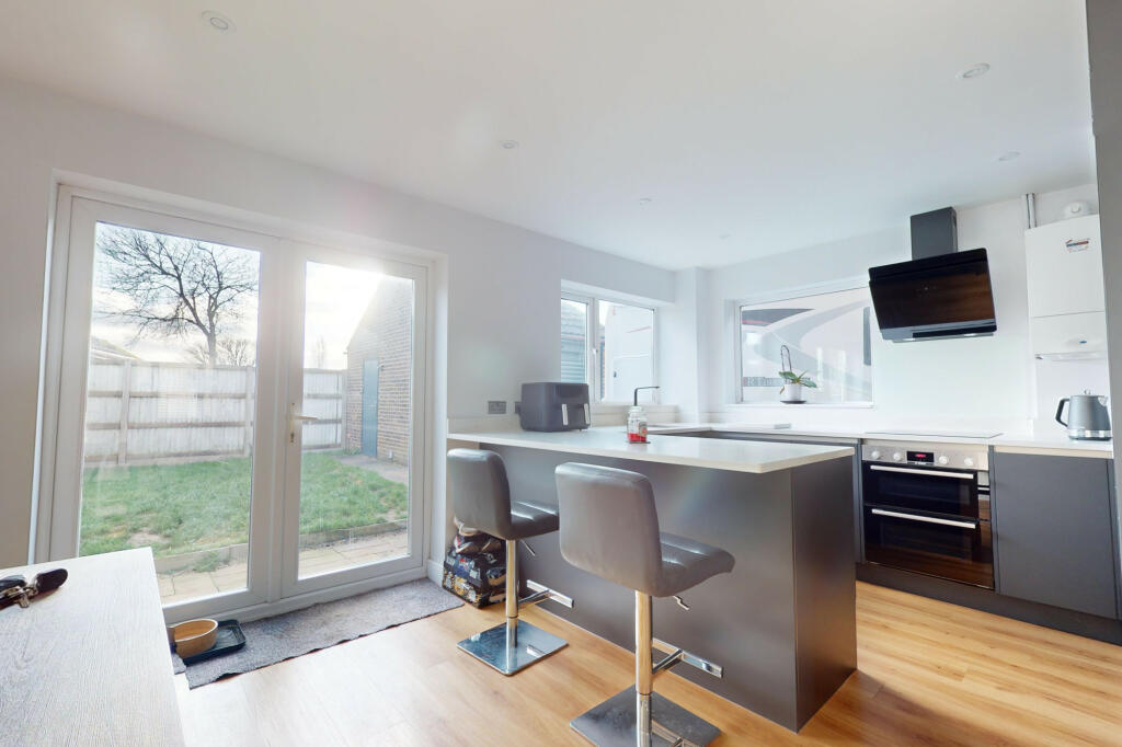 KITCHEN / DINING ROOM