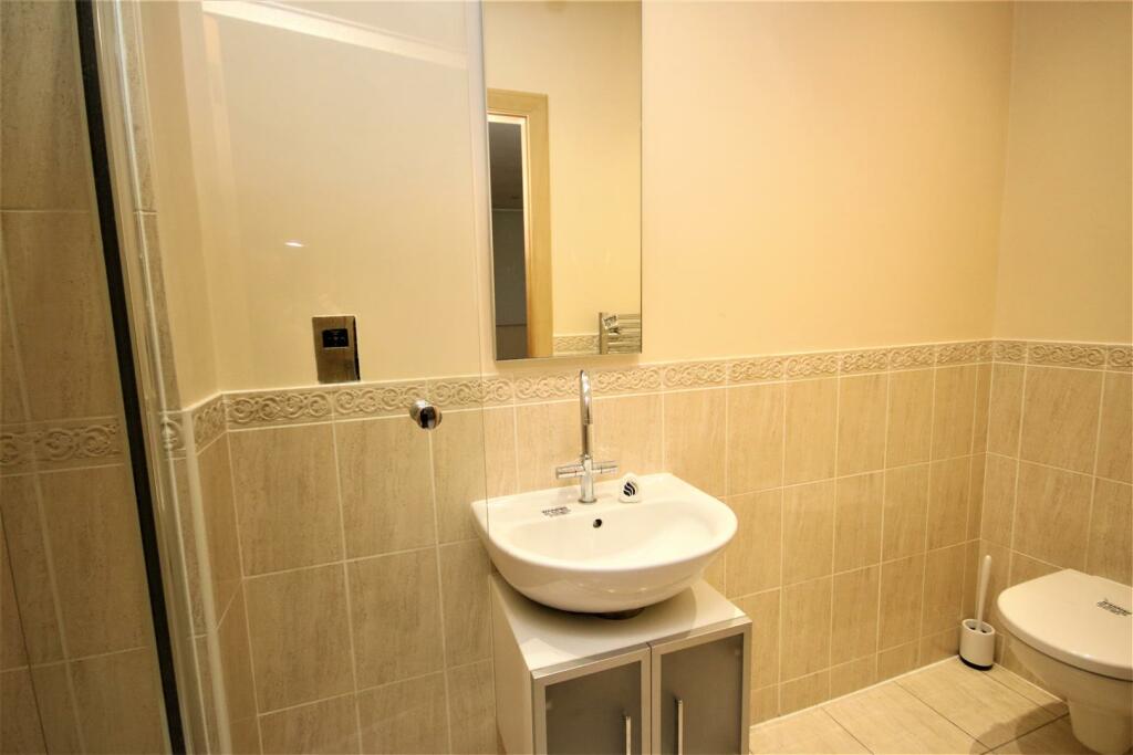 EN SUITE SHOWER ROOM: