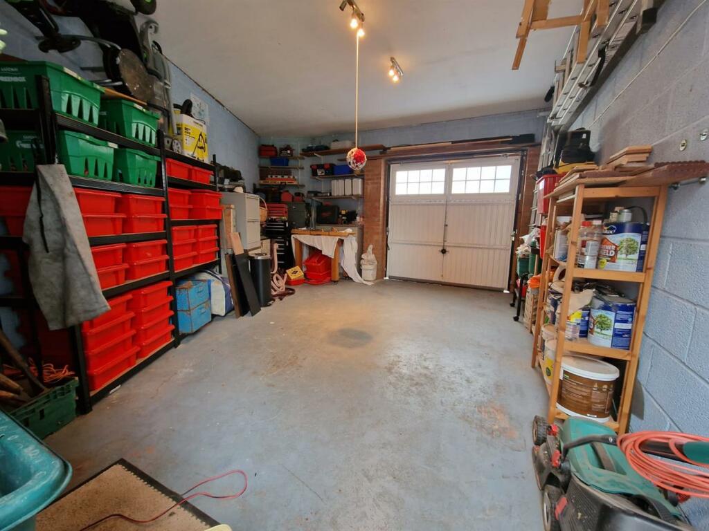 Larger-than-average garage.jpg