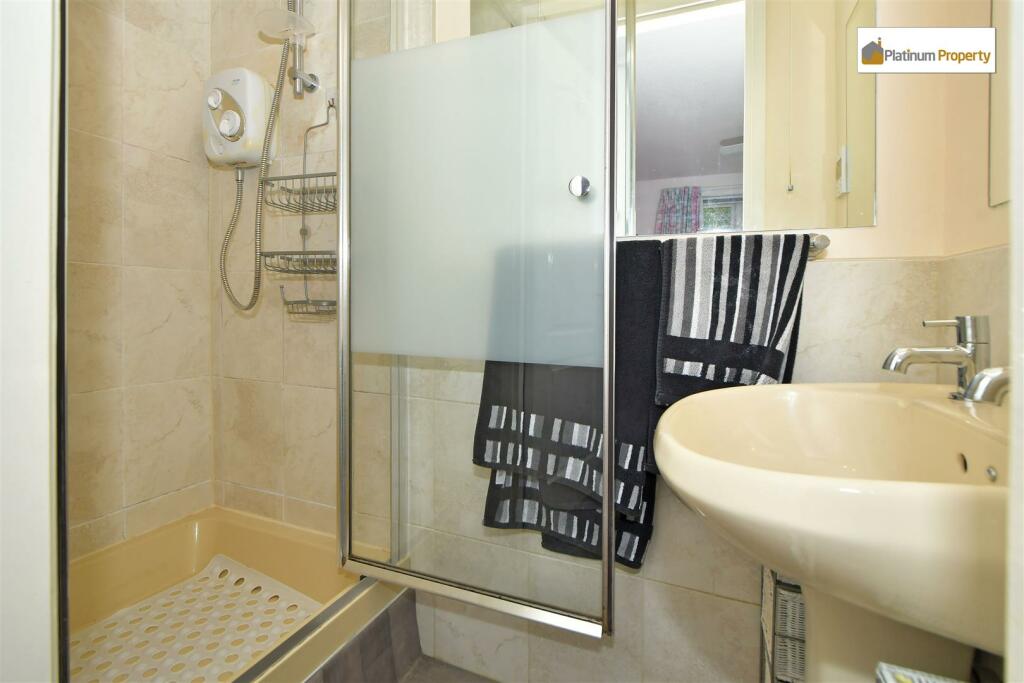 EN-SUITE SHOWER ROOM