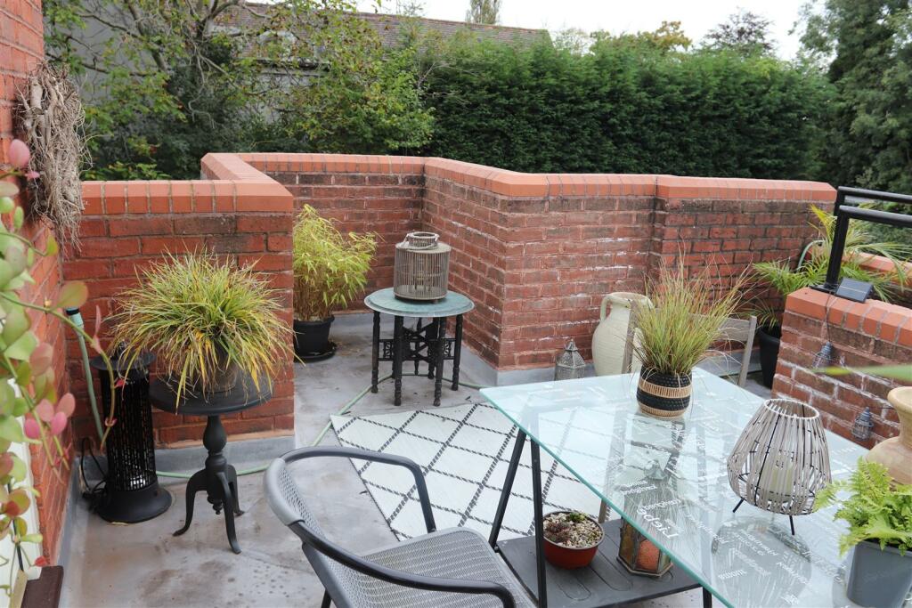 Garden Patio area &amp; ground floor garden