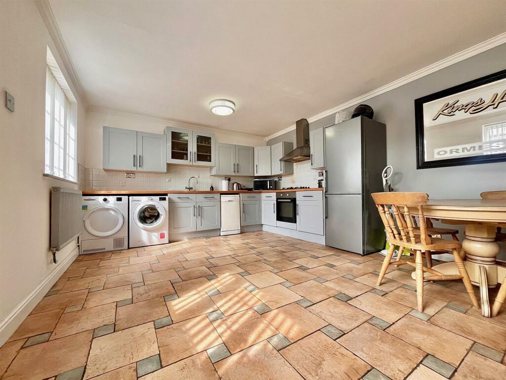 Kitchen/Dining Room