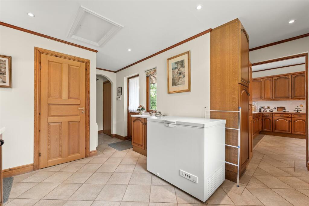 L SHAPED UTILITY ROOM