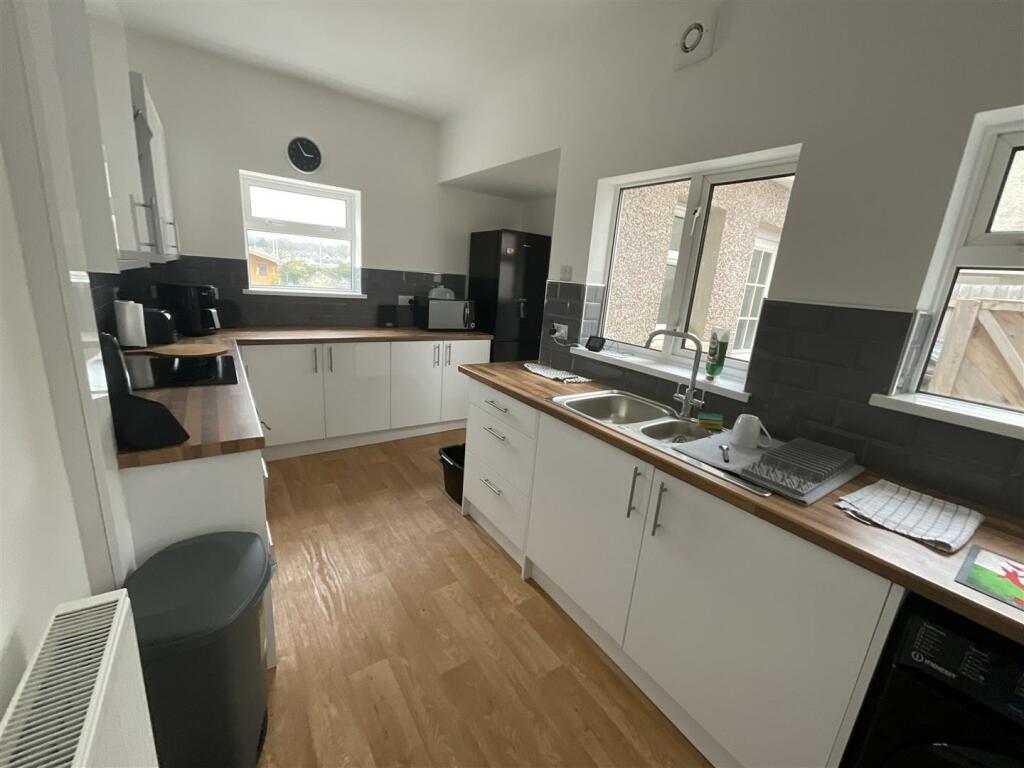  L  Shaped Kitchen