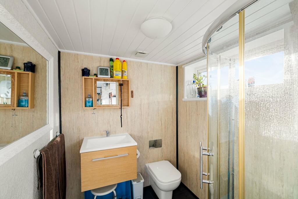 Annexe Shower Room