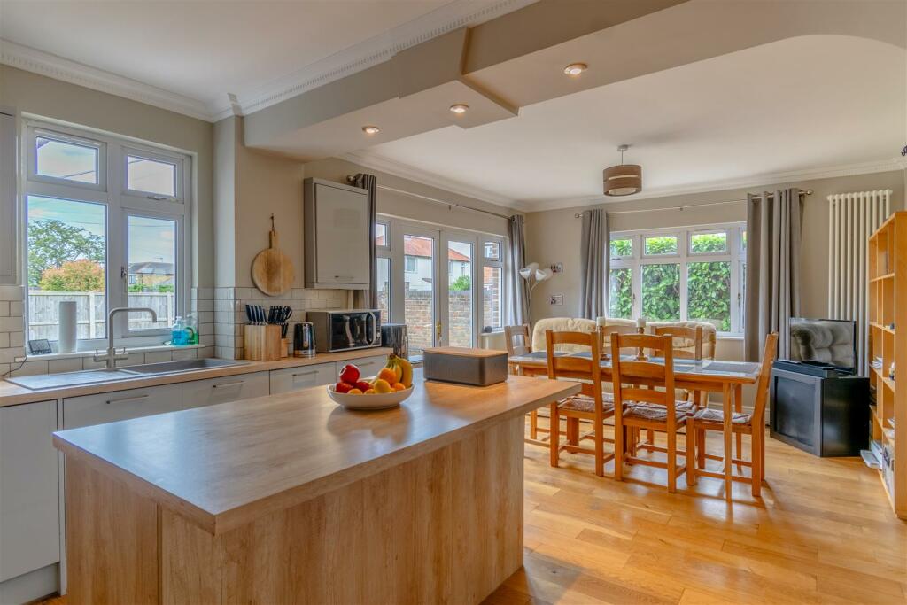 Kitchen/Dining Family Room