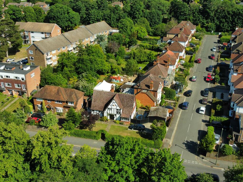 View of property and Avonmore Avenue