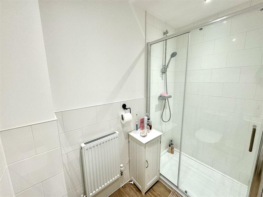 EN-SUITE SHOWER ROOM