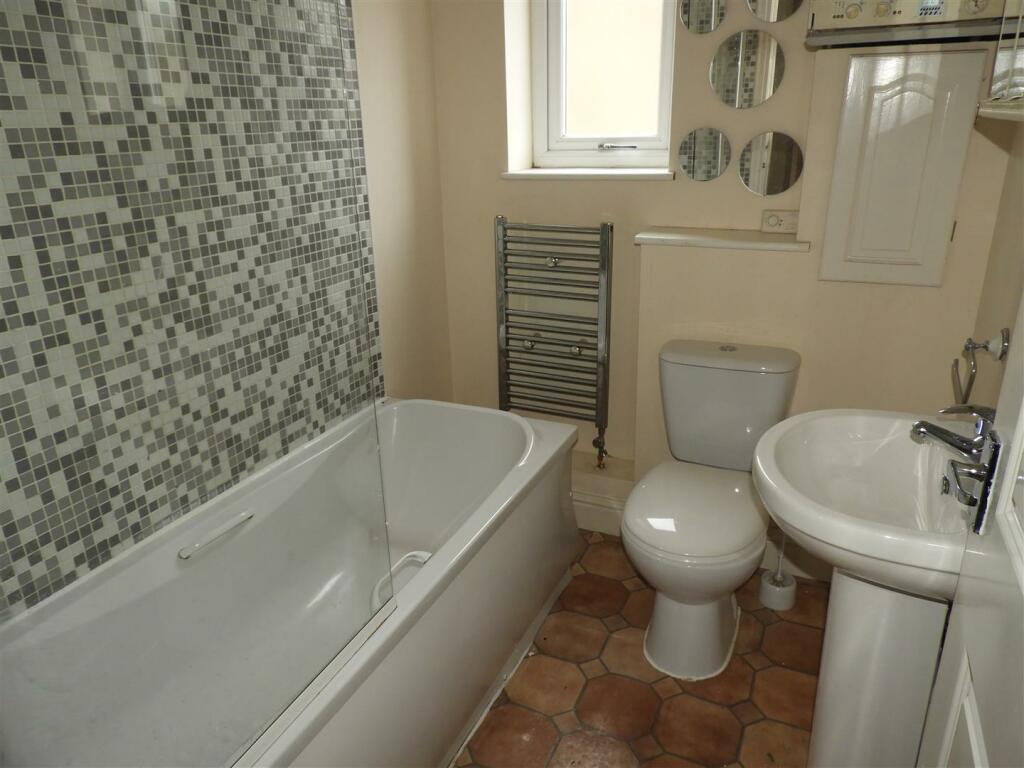 303b blackpool road  bathroom.JPG