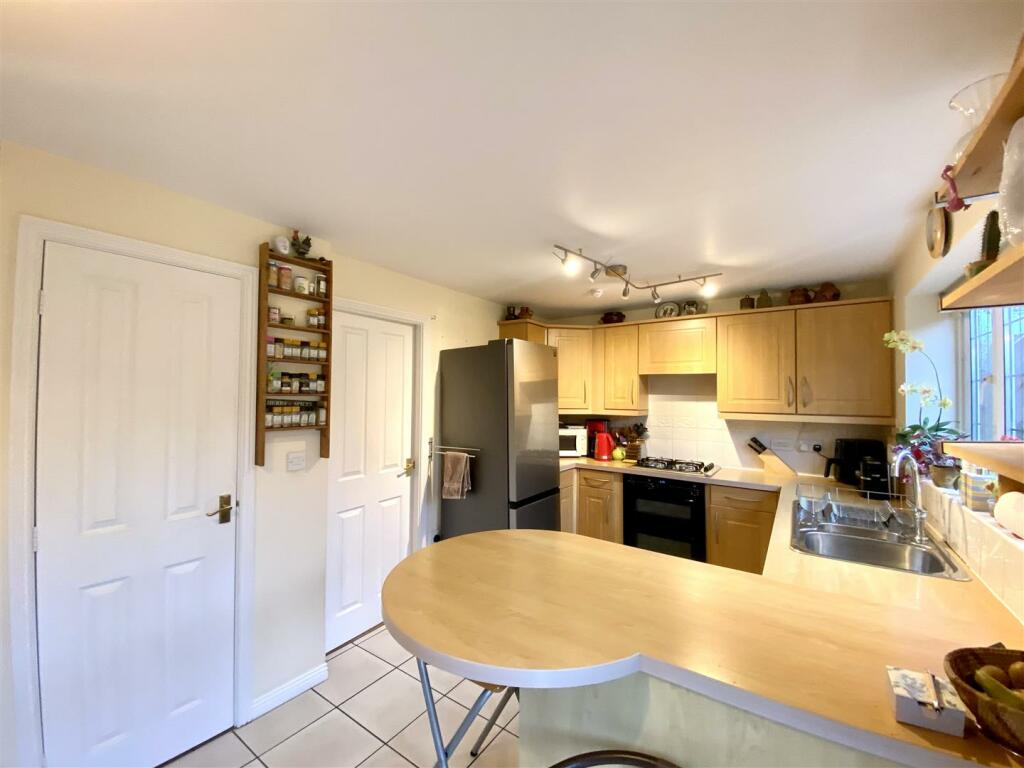 KITCHEN/BREAKFAST AREA