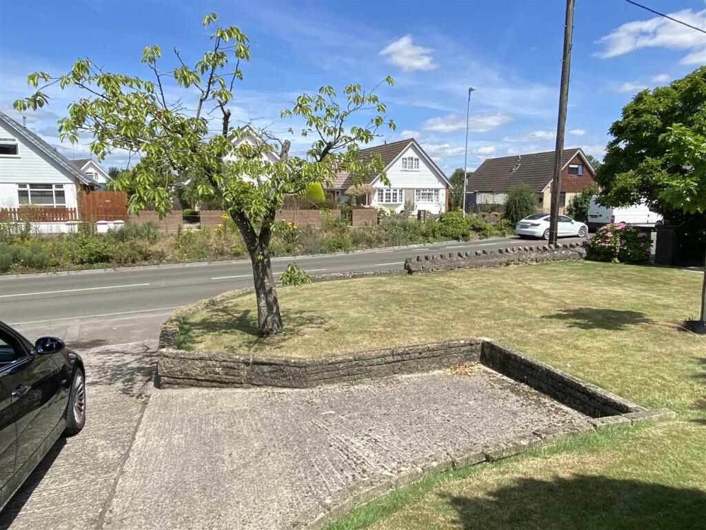 DRIVEWAY FRONT GARDEN