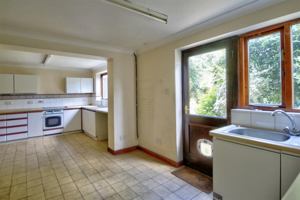 Kitchen/Breakfast Room: