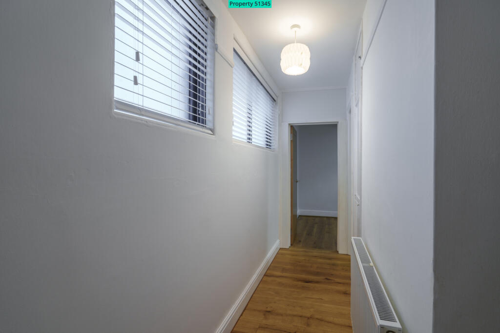 2nd bedroom/bathroom hallway