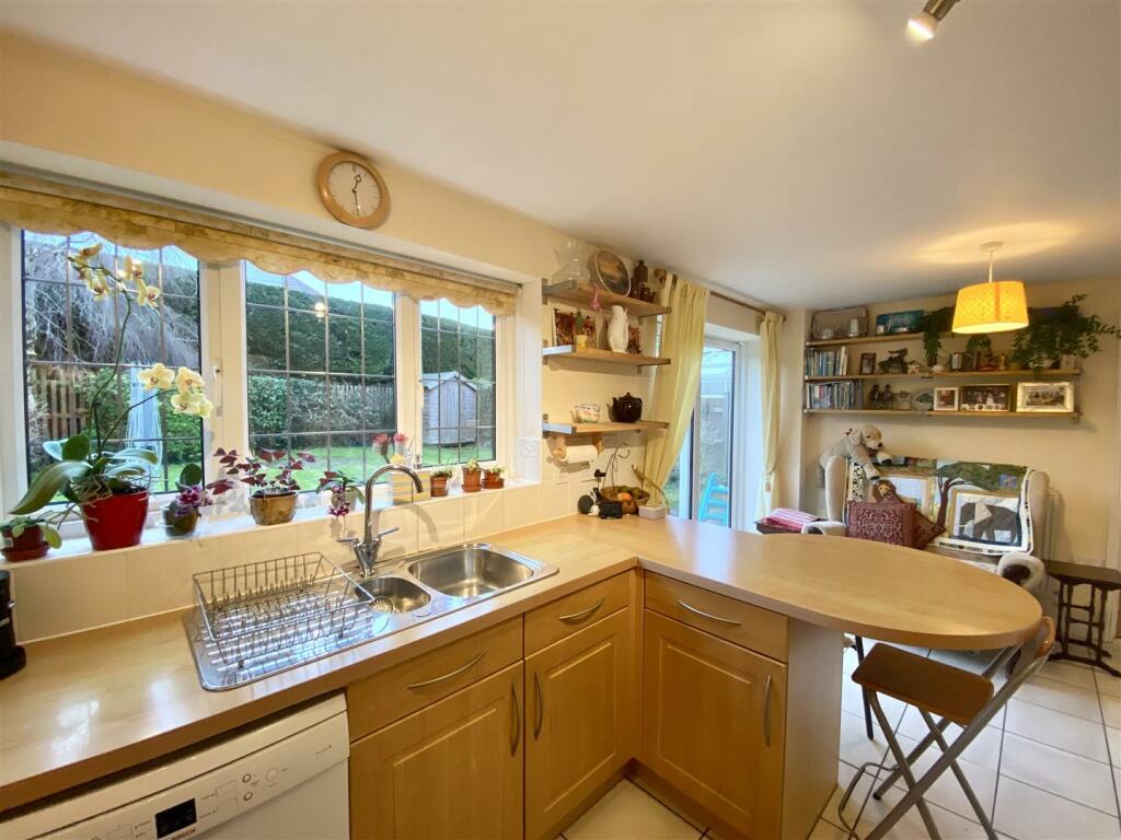 KITCHEN/BREAKFAST AREA