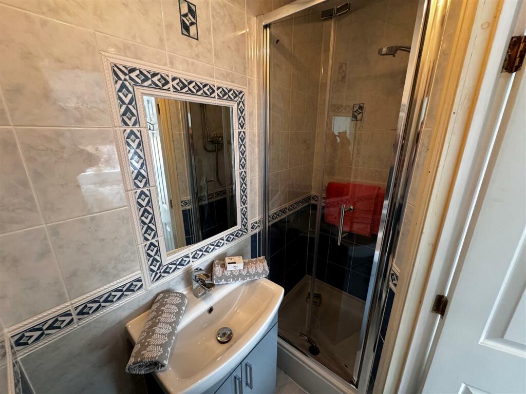 en suite 1.jpg