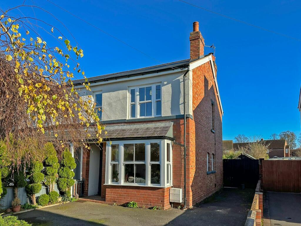 Walk Lane, Wombourne, WV5