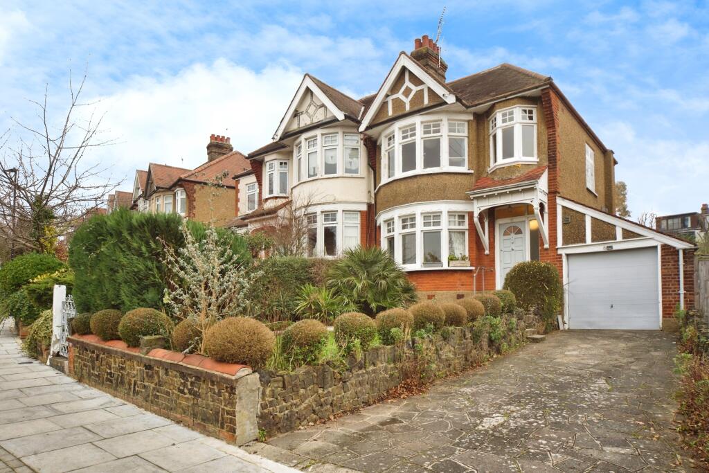 Winton Avenue, London, N11