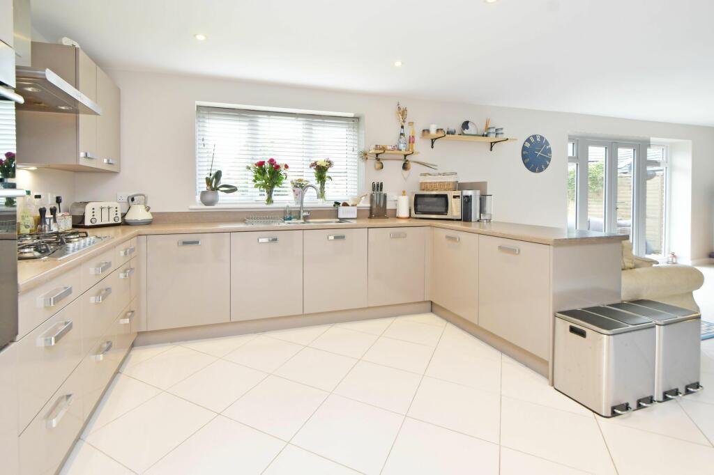 Open planned kitchen &amp; dining area.