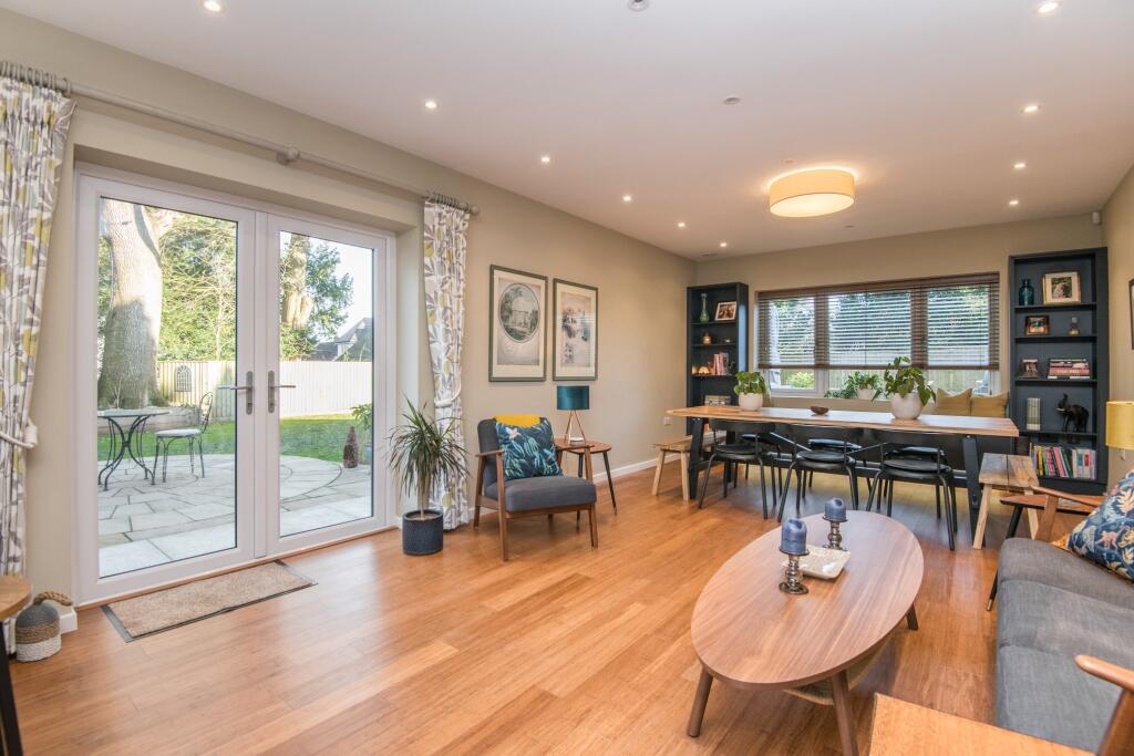 Sitting/dining room