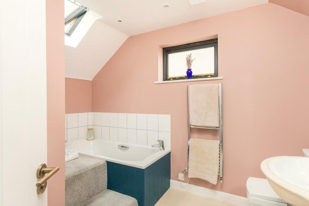 1W6R9BN - Bathroom C.jpg