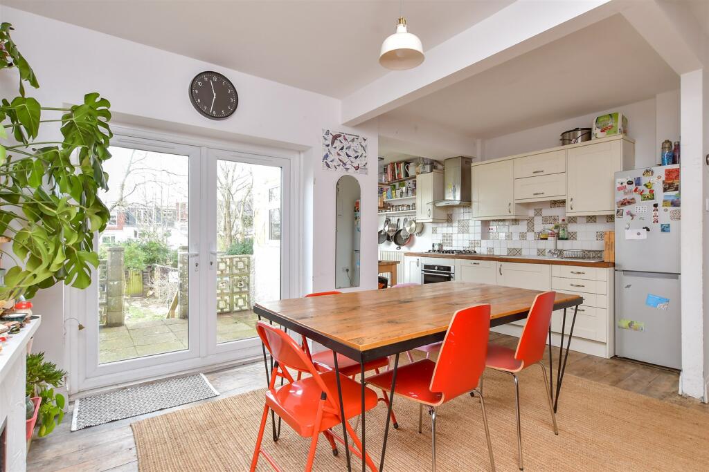 Kitchen/ Dining Room