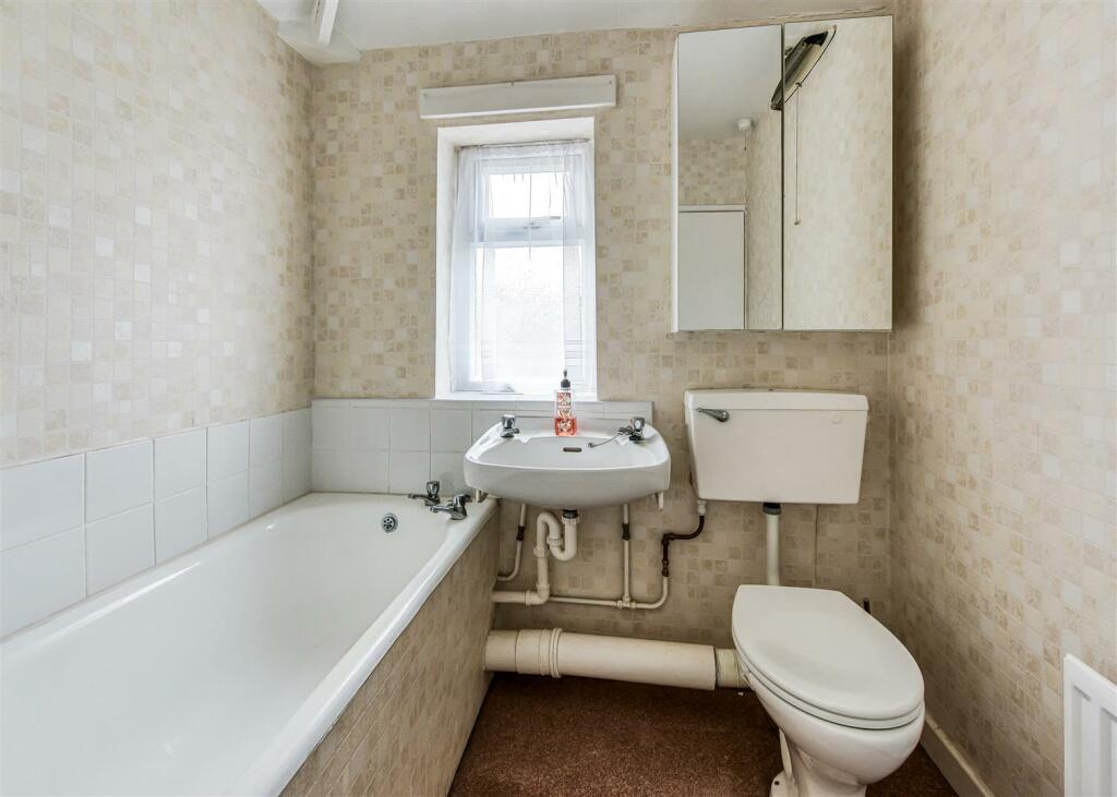 51 Common Road-Bathroom.jpg