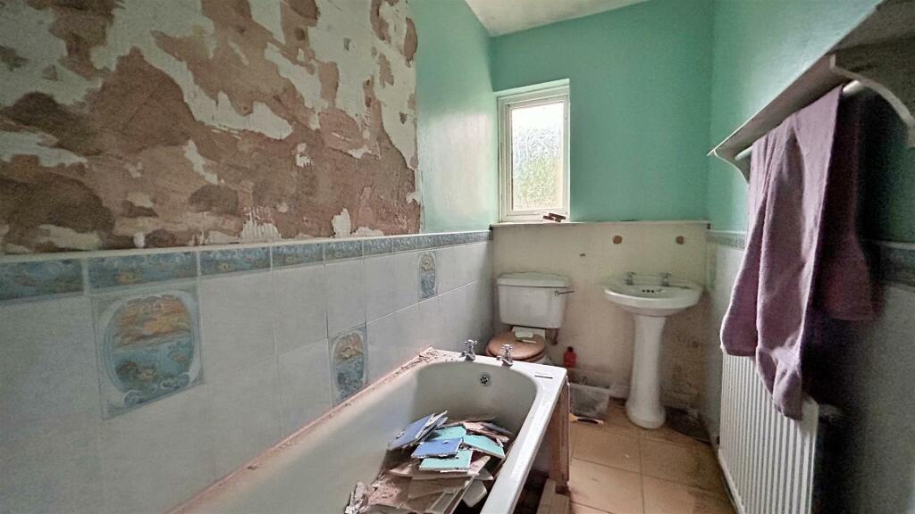 Bathroom 2.jpg