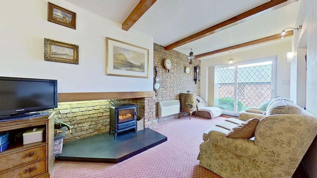 SITTING ROOM/DINING AREA